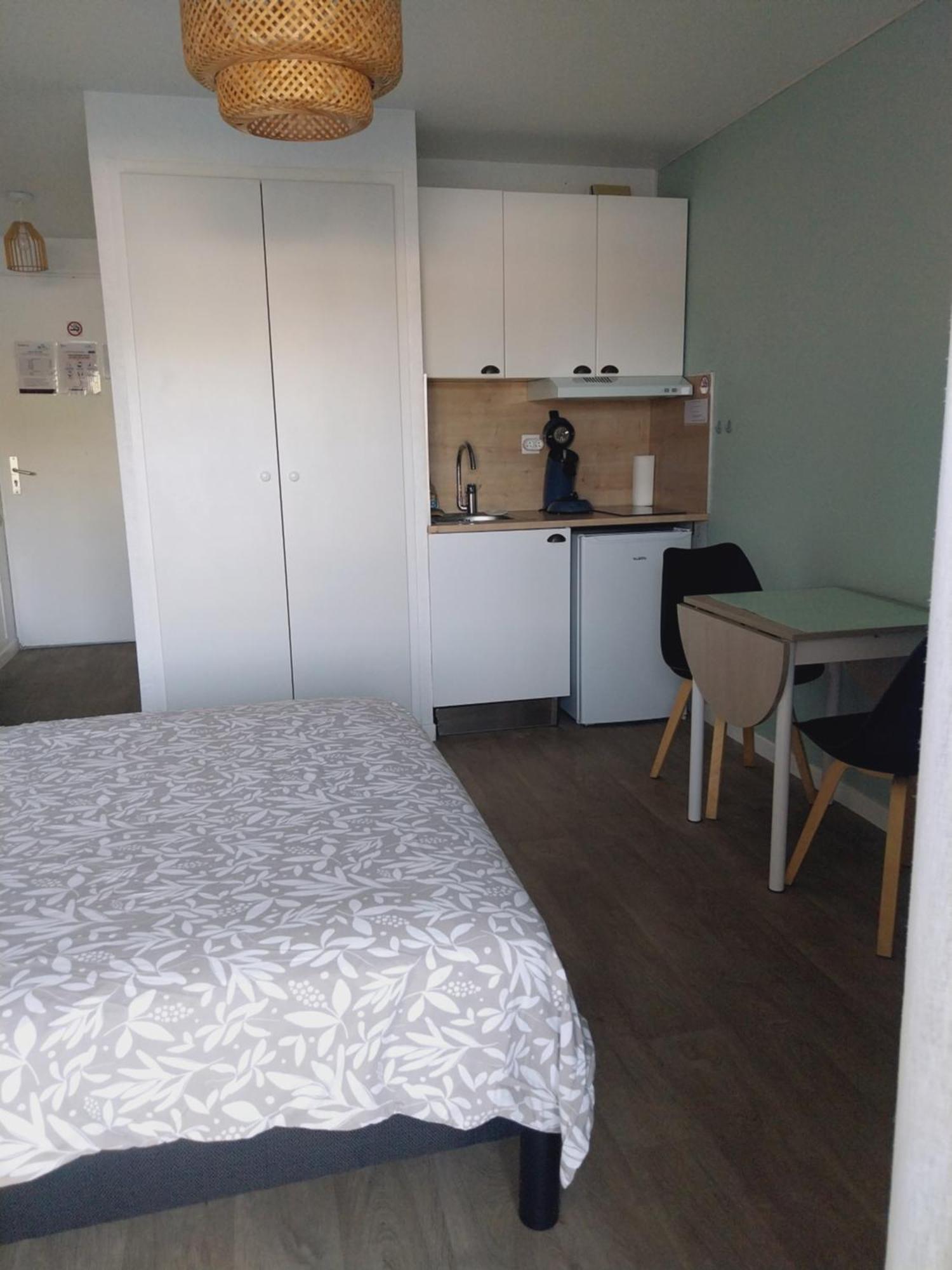 Calme Et Paisible Avec Piscine Et Parking Prive Apartment *