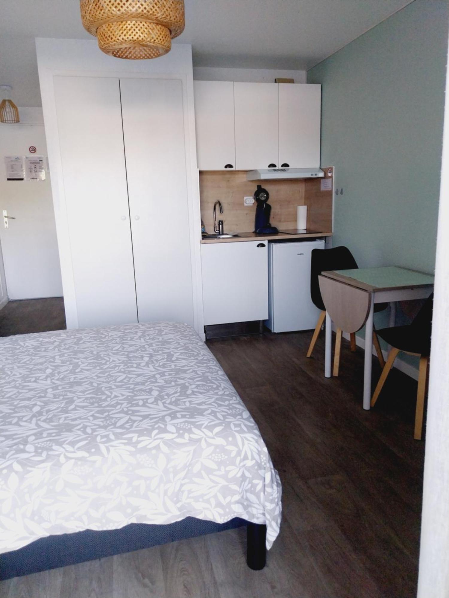 Calme Et Paisible Avec Piscine Et Parking Prive Apartment